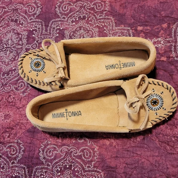 Minnetonka Moccasins, woman's size 7, tan suede, hand beaded. - Picture 8 of 8